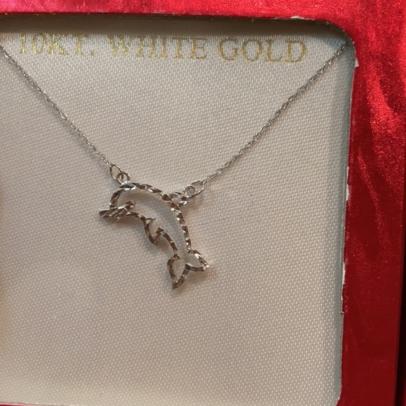 Dolphin necklace pendant with feminine chain. - Picture 3 of 3